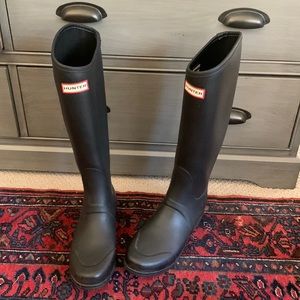 Black matte Hunter rain boots - nearly new condition